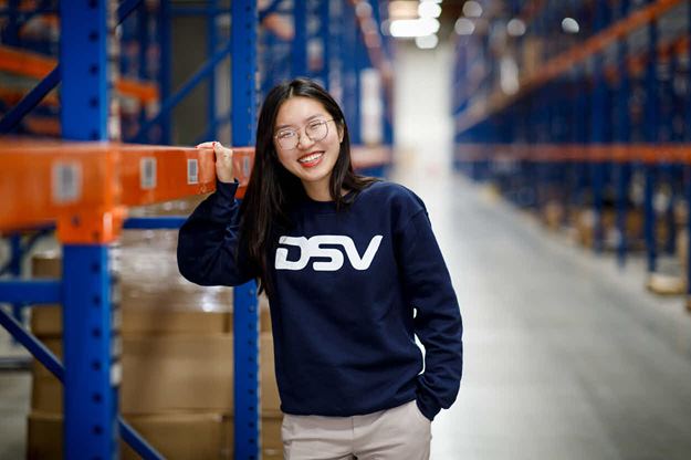 Kvindeliglagermedarbejder på et DSV-lager