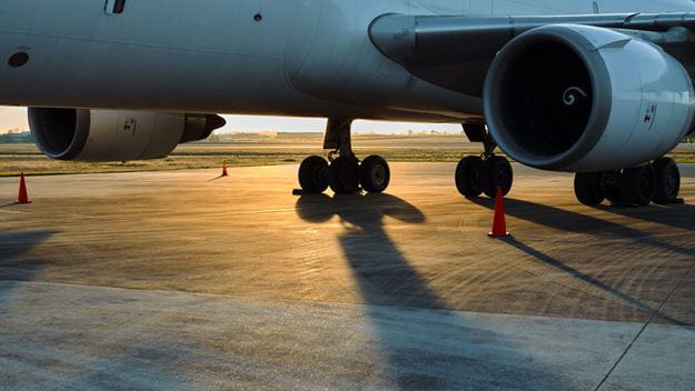 Ausschnitt eines Flugzeugs mit Turbine