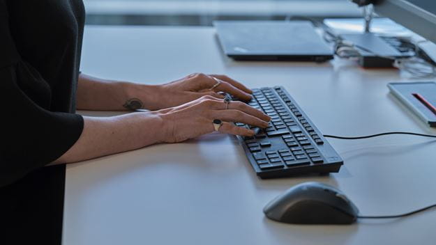 DSV Mitarbeiter tippt auf Tastatur