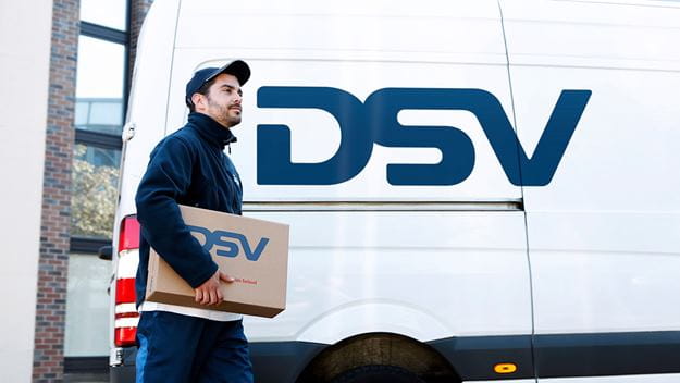 Paketbote vor DSV Fahrzeug