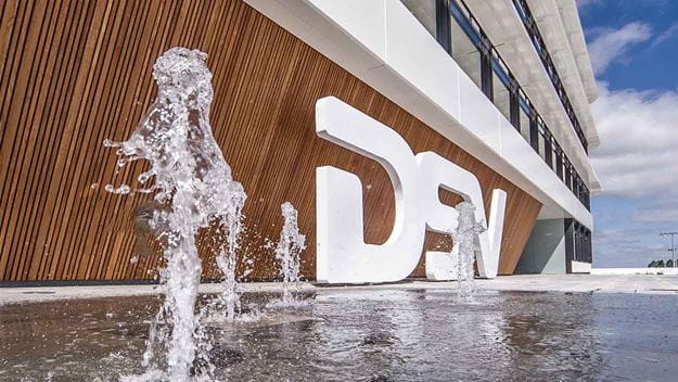 Logo DSV devant le siège social à Hedehusene au Danemark
