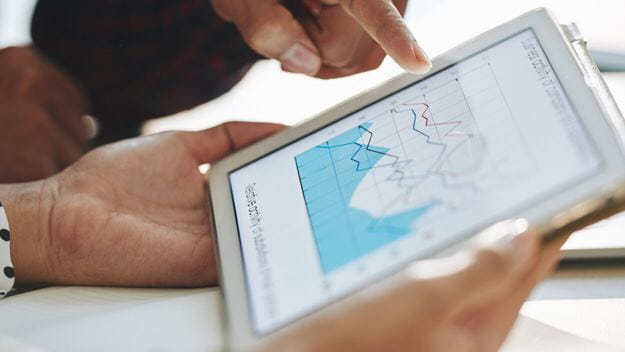 Praca na tablecie z wykresami