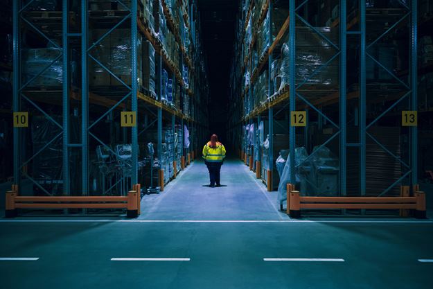 DSV-Mitarbeiter geht durch eine Lagerhalle
