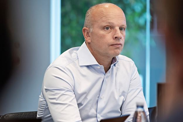 Jens Lund lytter i et møde