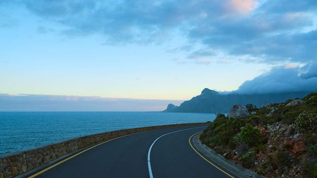 Route avec vue sur la mer et les montagnes