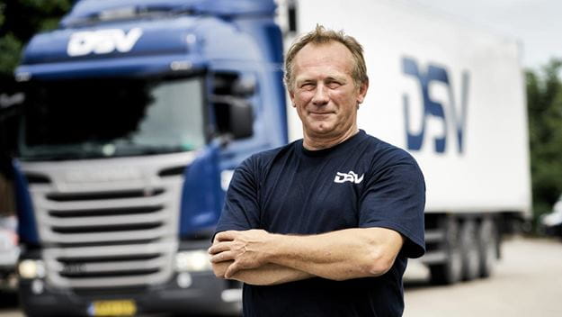 DSV-chaufför står framför sin lastbil