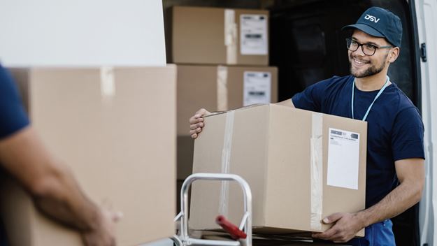 Ein Mann hält ein Paket