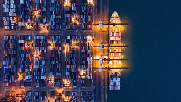 fartyg som lastas på natten