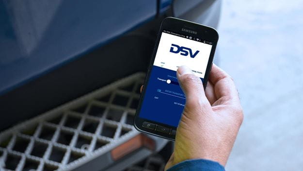Handhållen smartphone som visar DSV-mobilappen för transporthantering.
