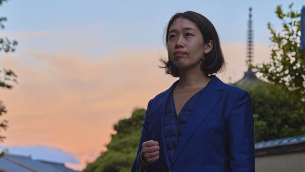 Four DSV employees in a warehouse.