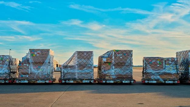 Lastecontainere på flyplasser klare for transport.