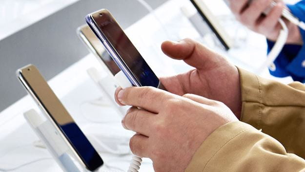 Forbruker med ny telefon