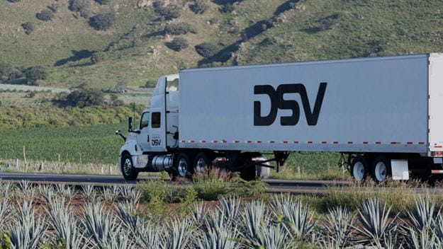 Camión de DSV en un campo de agave