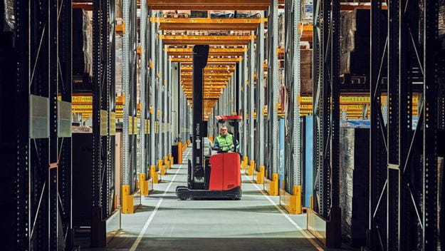 Almacén de la división de Solutions de DSV, con una persona manejando montacargas | DSV