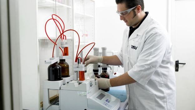 Hombre en bata utilizando equipo médico