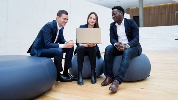 Tres trainees en las instalaciones del Corporativo de DSV en Dinamarca