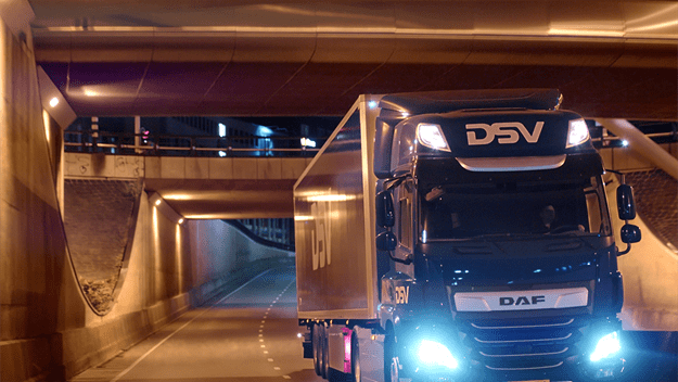 dsv transport en logistiek dsv electrische vrachtwagen rijdt door high tech campus