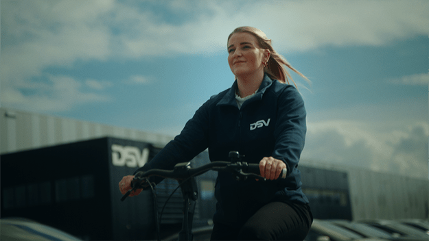 dsv transport en logistiek dsv medewerker rijdt op elektrische fiets