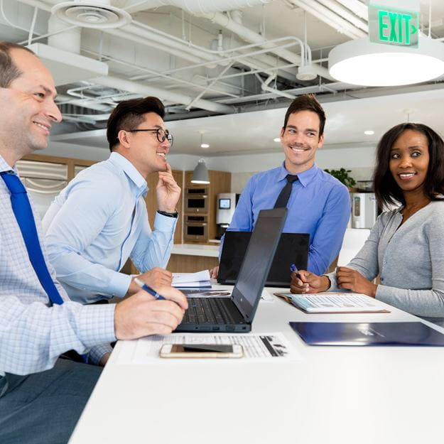 Mennesker som snakker rundt et bord