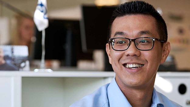 Uśmiechnięty mężczyzna