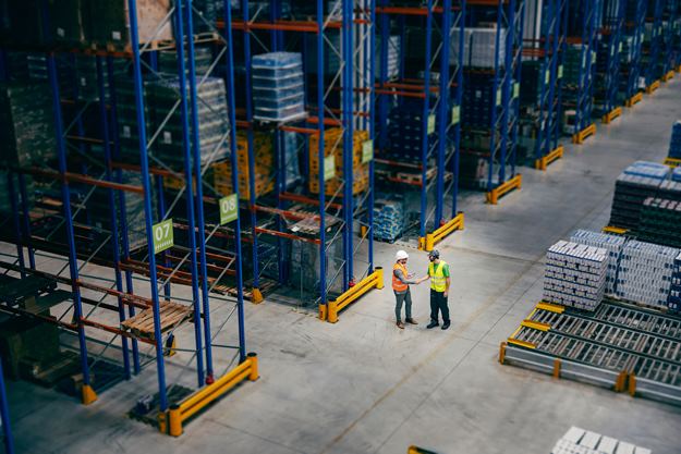 Osoby w magazynie, widok z lotu ptaka