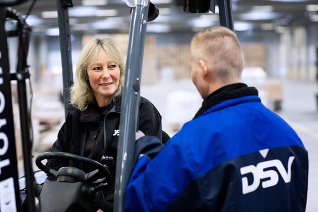 Pracownicy rozmawiają na magazynie