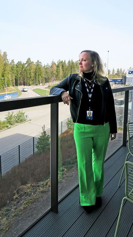 Myyntiedustaja Nina Mattila Suomen DSV:n pääkonttorissa Vantaalla.