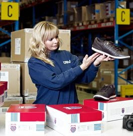 DSV-anställd på lager med sko i handen